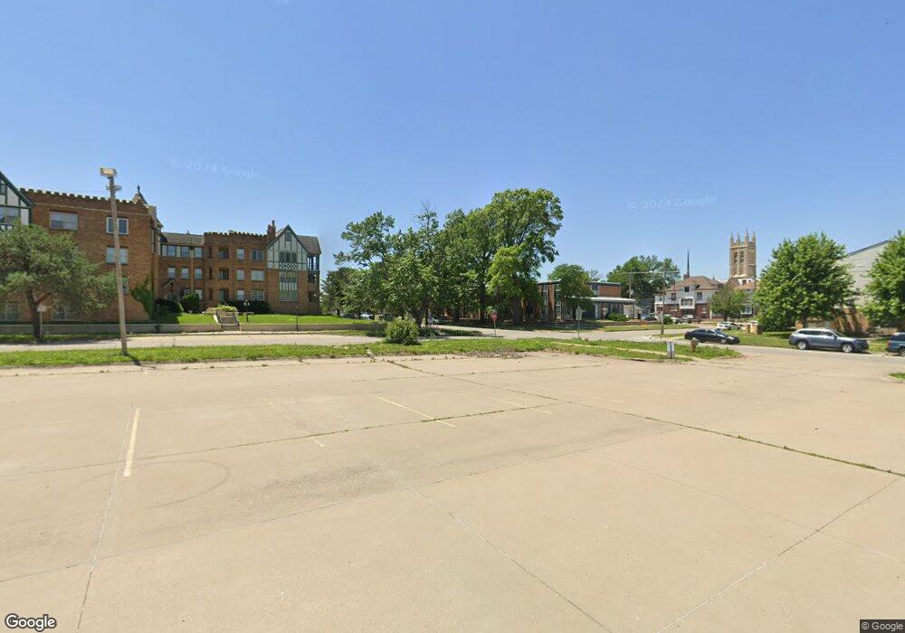 832 SW Tyler St, Topeka, KS 66612 - photo 1