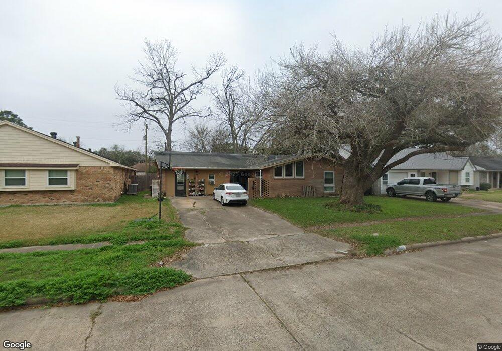 1600 Bayou Dr, Alvin, TX 77511 - photo 1