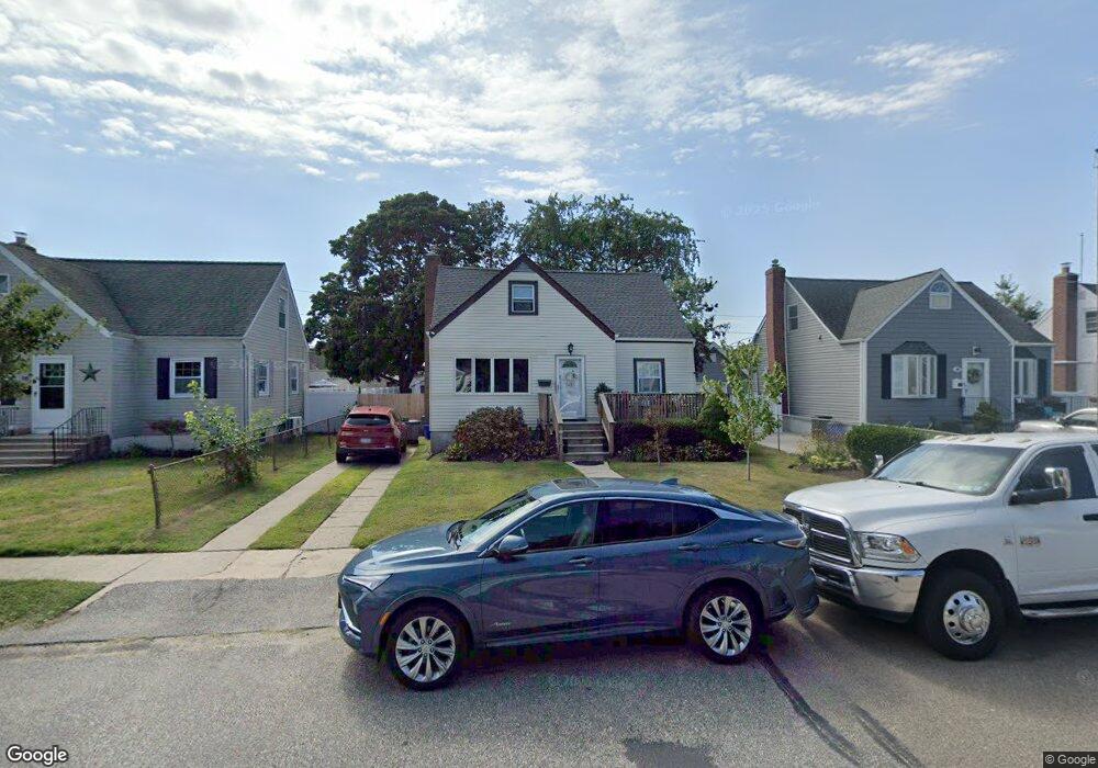 111 Venetian Blvd, Lindenhurst, NY 11757 - photo 1