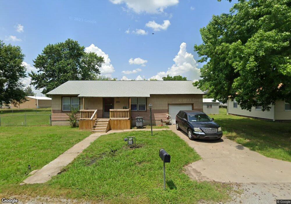 305 S Gray Ct, Chouteau, OK 74337 - photo 1
