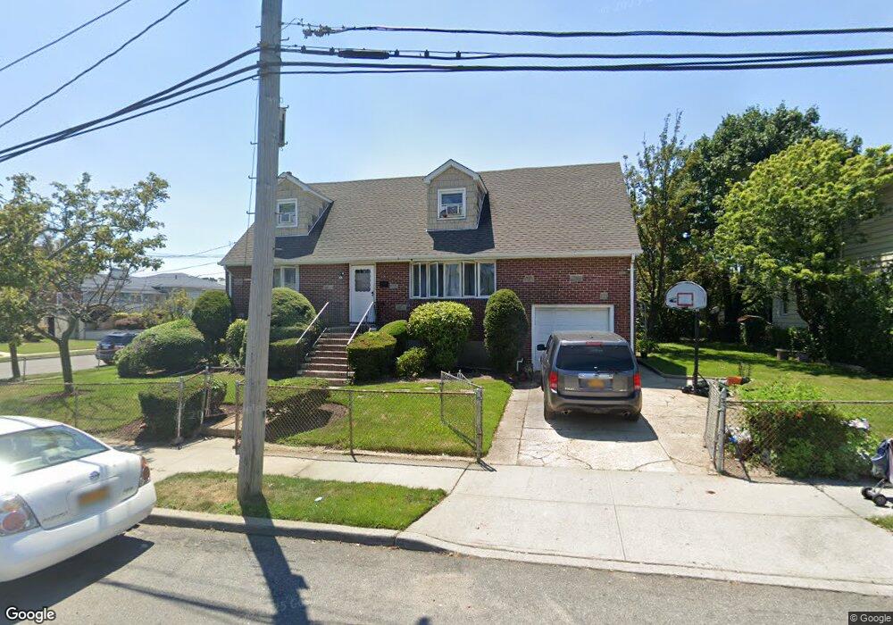 285 Washington Place unit 2nd Fl, Lawrence, NY 11559 - photo 1