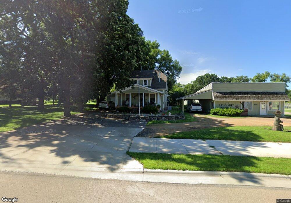 817 W 1st St, Blue Earth, MN 56013 - photo 1