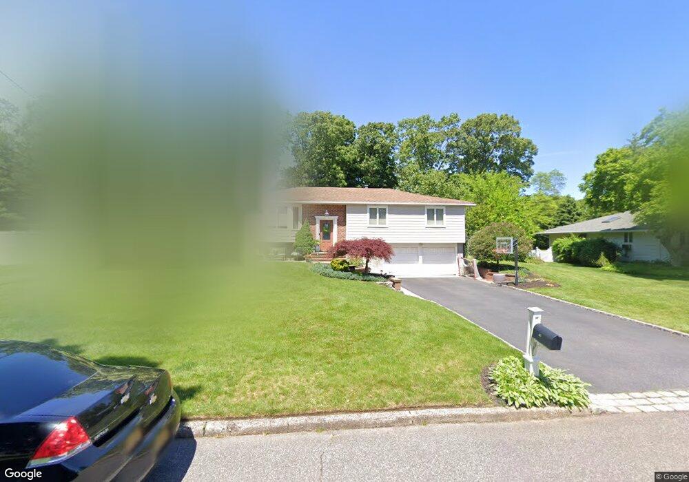 18 Partridge Dr, ComMacK, NY 11725 - photo 1