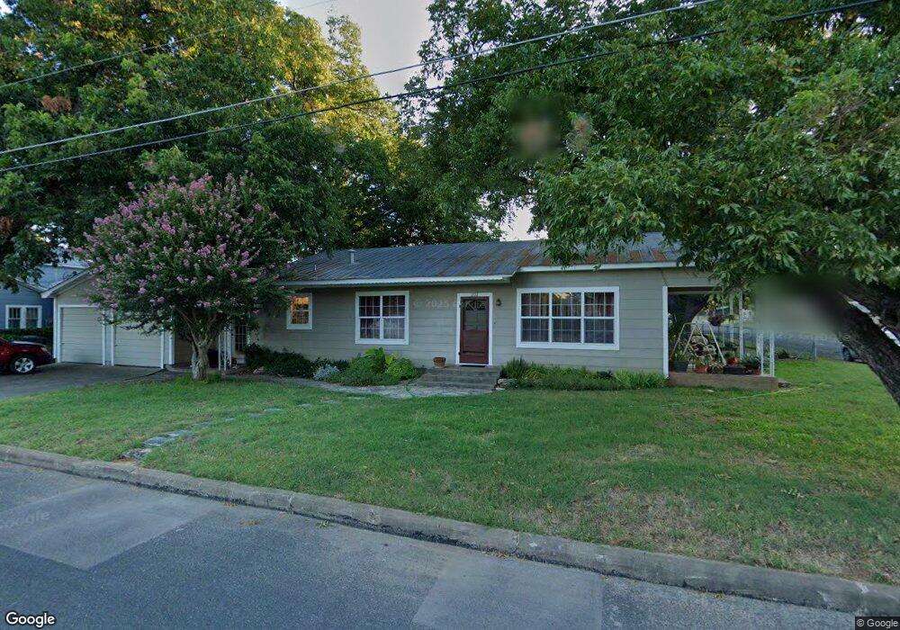 202 W Burbank St, Fredericksburg, TX 78624 - photo 1