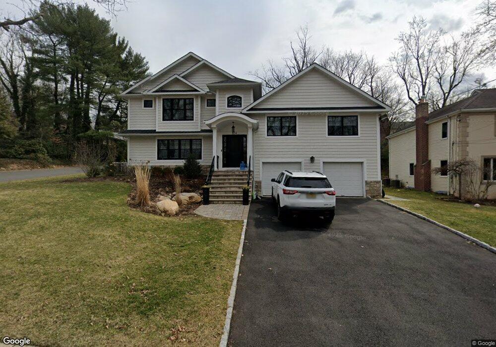 654 Sunderland Rd, Teaneck, NJ 07666 - photo 1