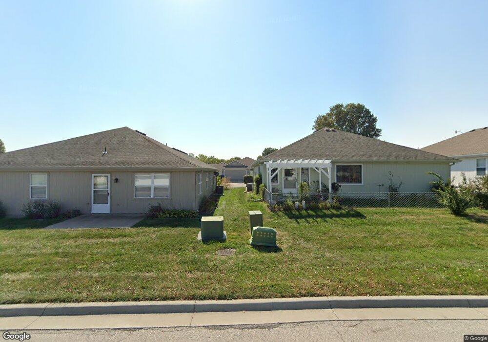 613 Sun Dr, Raymore, MO 64083 - photo 1