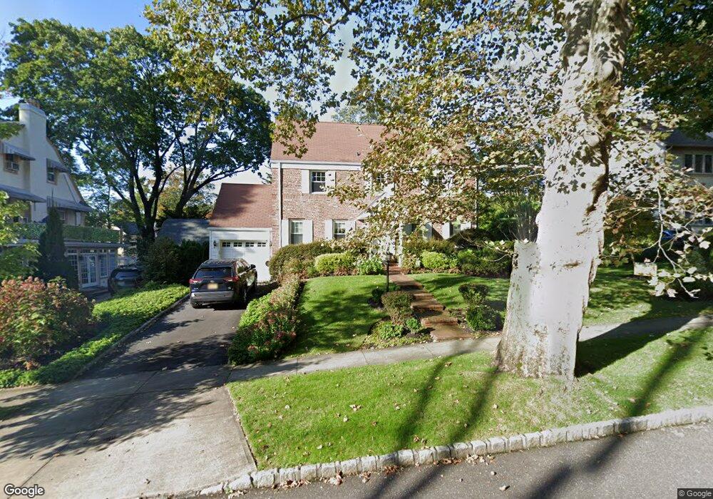 173 Hill Park Ave, Great Neck, NY 11021 - photo 1