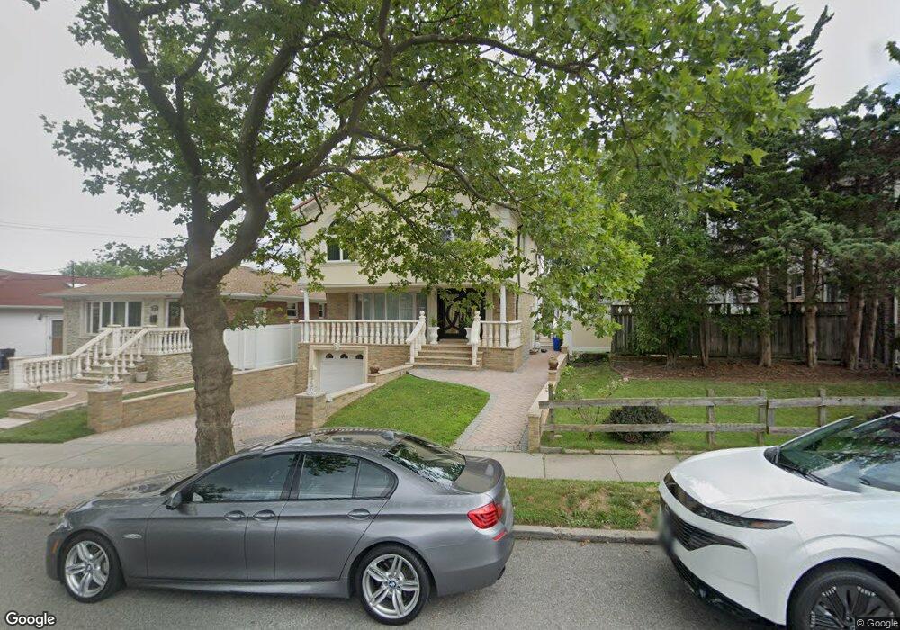 5743 Little Neck Pkwy, Little Neck, NY 11362 - photo 1