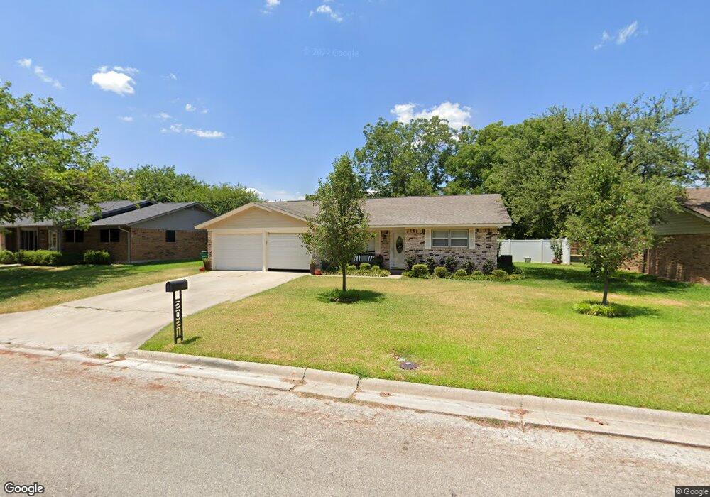 2021 Maplewood Dr, Gainesville, TX 76240 - photo 1