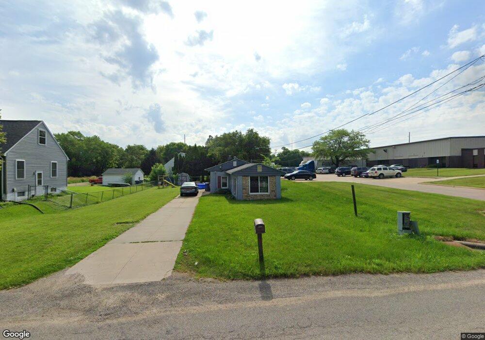 2335 18th St SW, Cedar Rapids, IA 52404 - photo 1