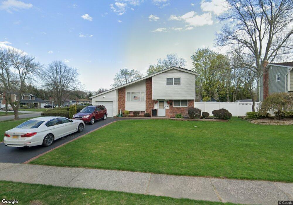 1 Shawnee Ln, ComMacK, NY 11725 - photo 1
