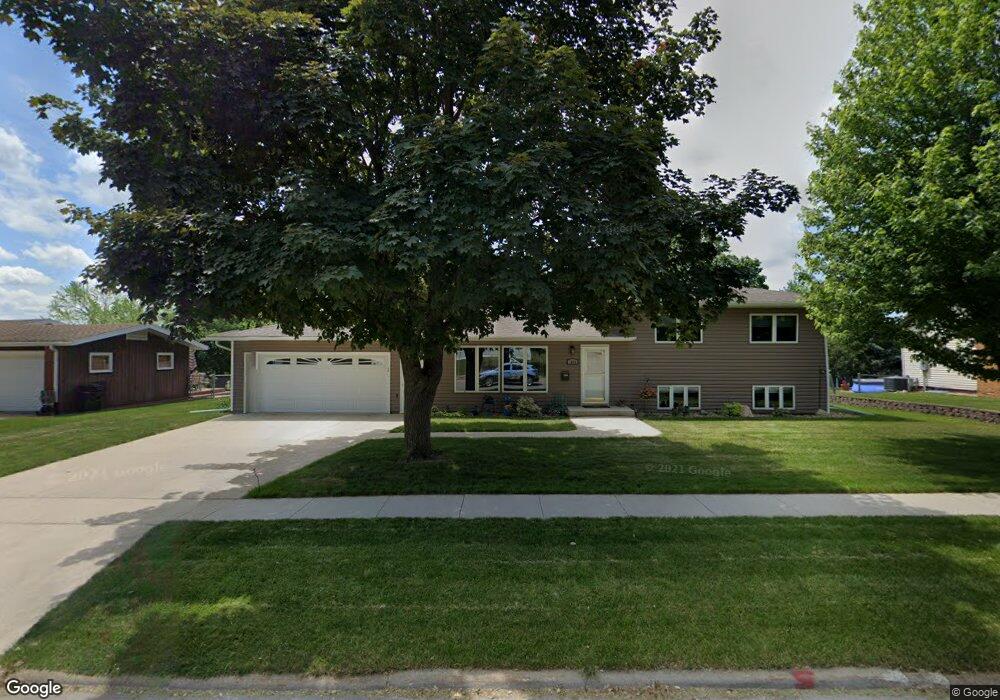 1424 W 18th St, Cedar Falls, IA 50613 - photo 1