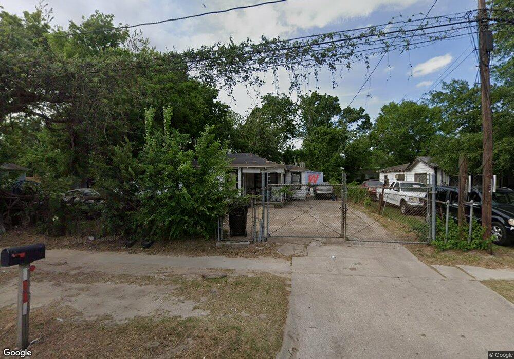 830 N Victory Dr, Houston, TX 77088 - photo 1