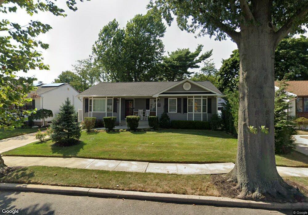 522 Hewlett St, Franklin Square, NY 11010 - photo 1