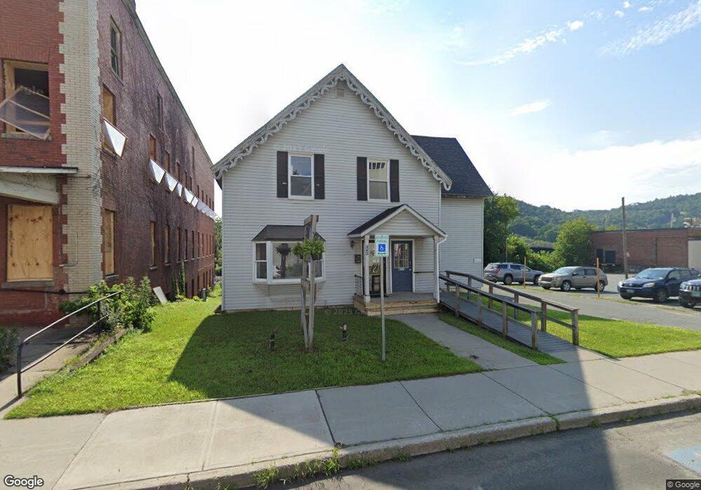 542 Railroad St, Saint Johnsbury, VT 05819 - photo 1