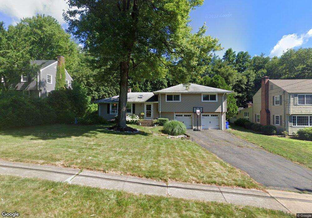 32 Richmond Ln, West Hartford, CT 06117 - photo 1