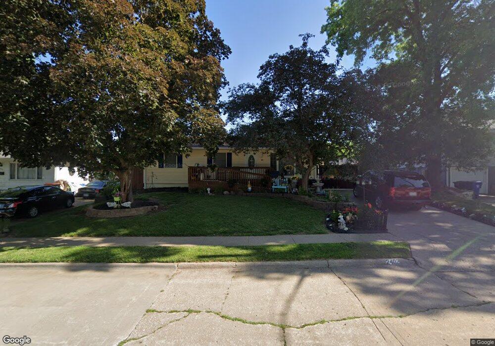 2402 W 38th Place, Davenport, IA 52806 - photo 1