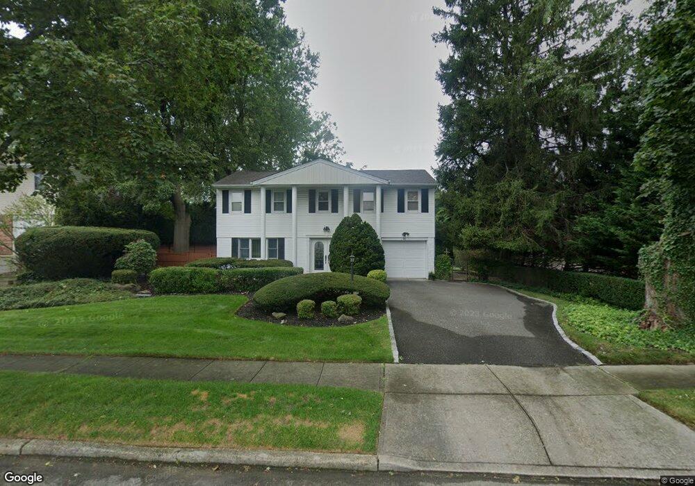 92 Tulipwood Dr, ComMacK, NY 11725 - photo 1