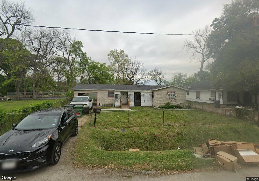 882 Dolly Wright St, Houston, TX 77088 - photo 1