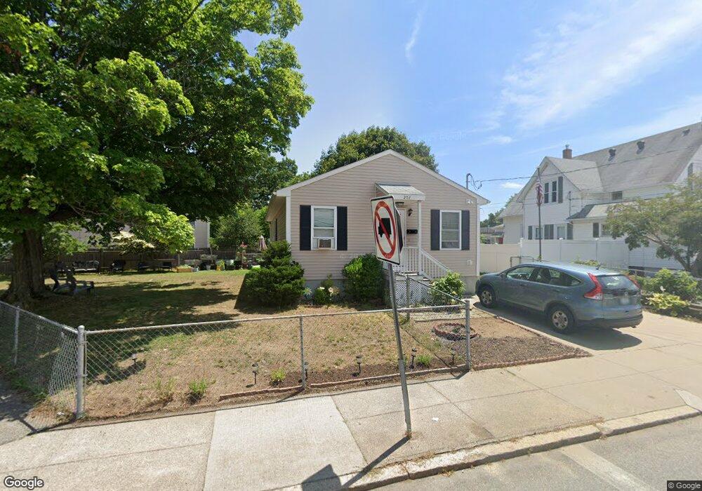 207 Mendon Ave, Pawtucket, RI 02861 - photo 1