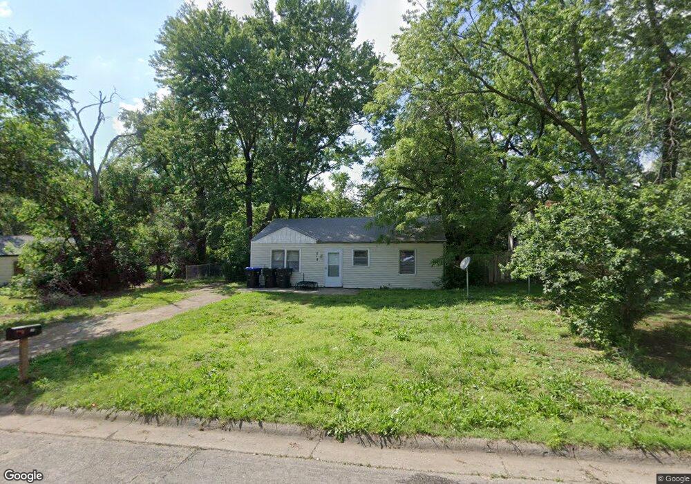 218 SE Pinecrest Dr, Topeka, KS 66605 - photo 1