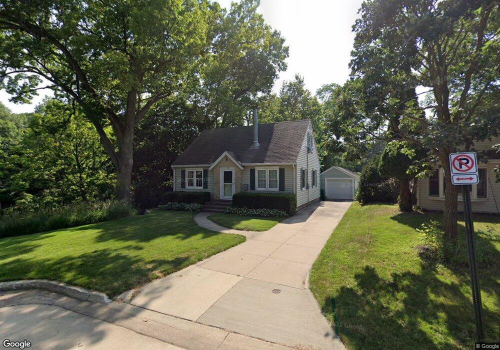 1041 26th St SE, Cedar Rapids, IA 52403 - photo 1