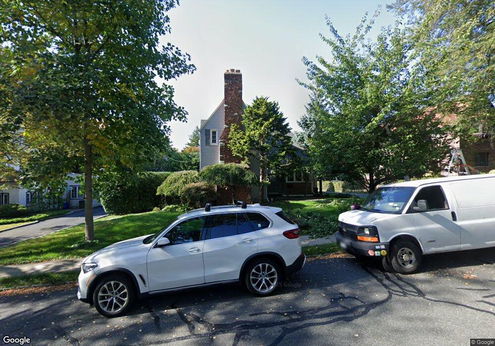 7 Dunster Rd, Great Neck, NY 11021 - photo 1