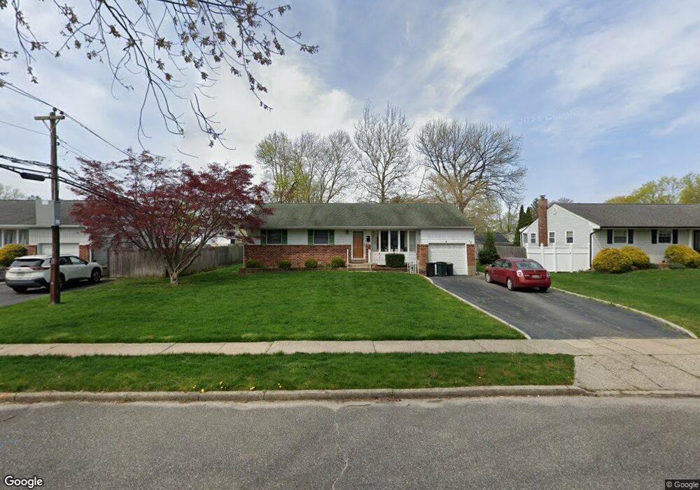 9 Hayrick Ln, ComMacK, NY 11725 - photo 1