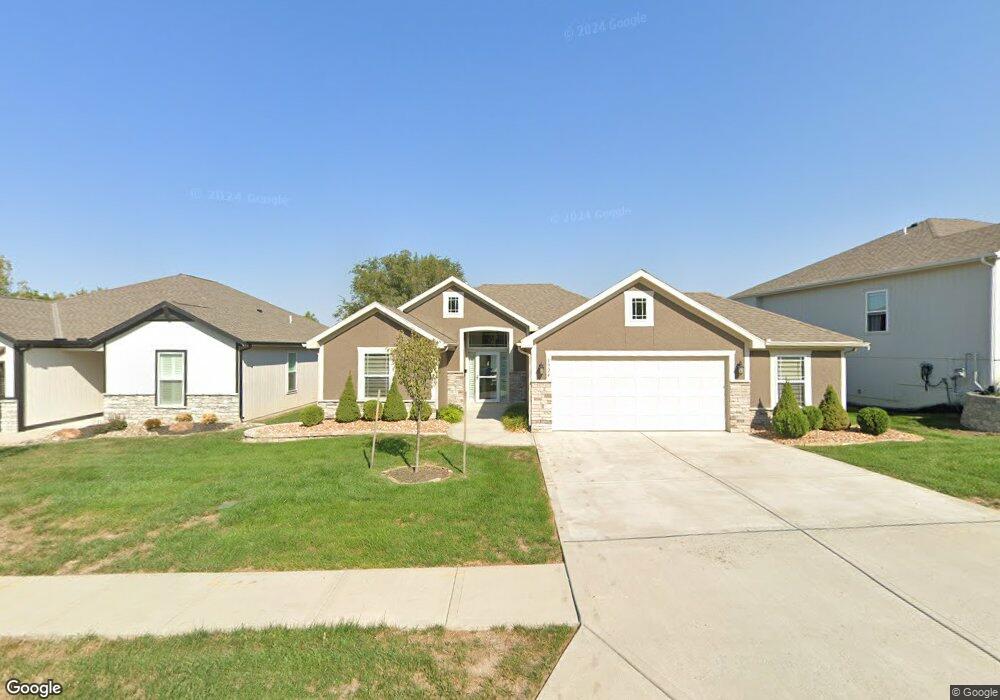 1924 Creekview Ln, Raymore, MO 64083 - photo 1
