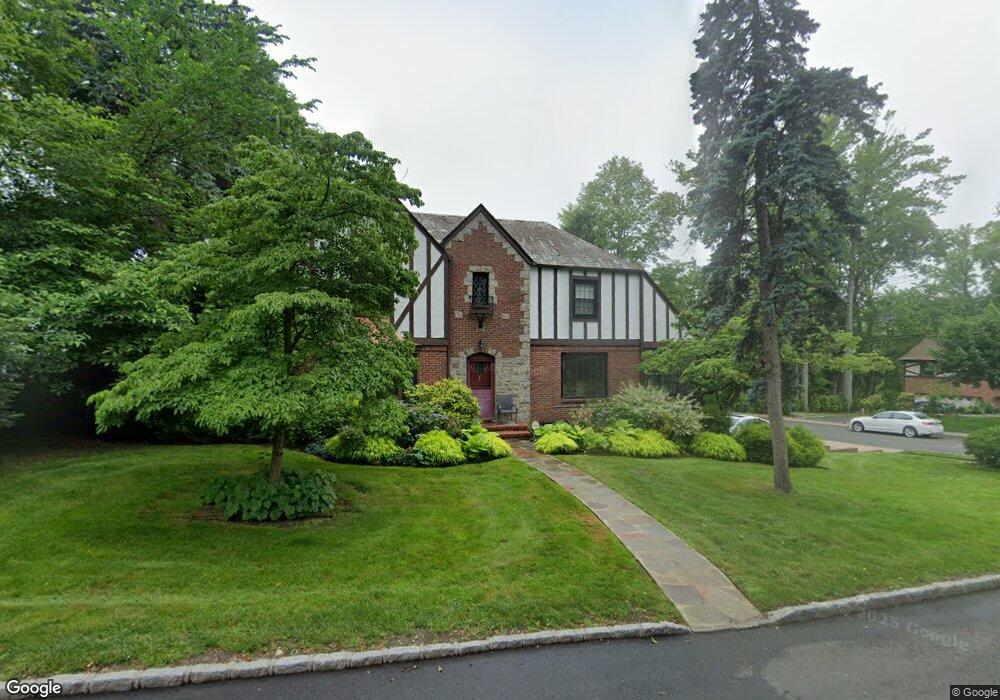 2 Ardsley Place, Great Neck, NY 11021 - photo 1