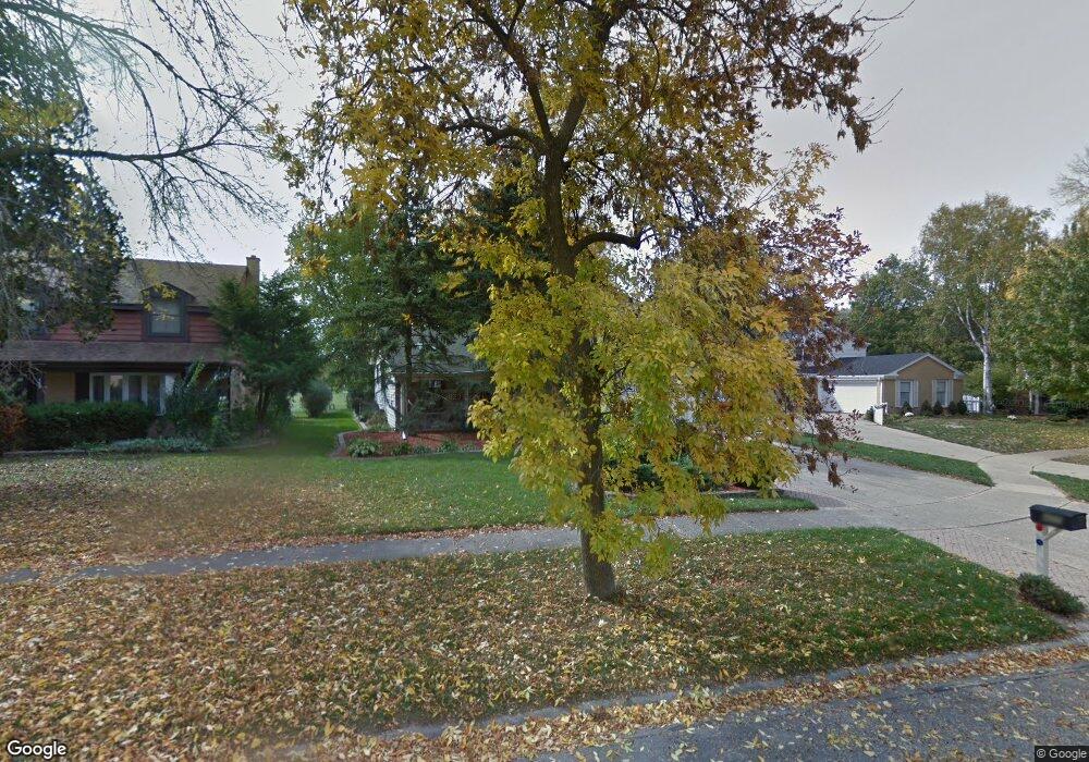 400 Menominee Ln, Naperville, IL 60563 - photo 1