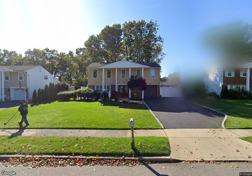 32 Wesleyan Rd, ComMacK, NY 11725 - photo 1