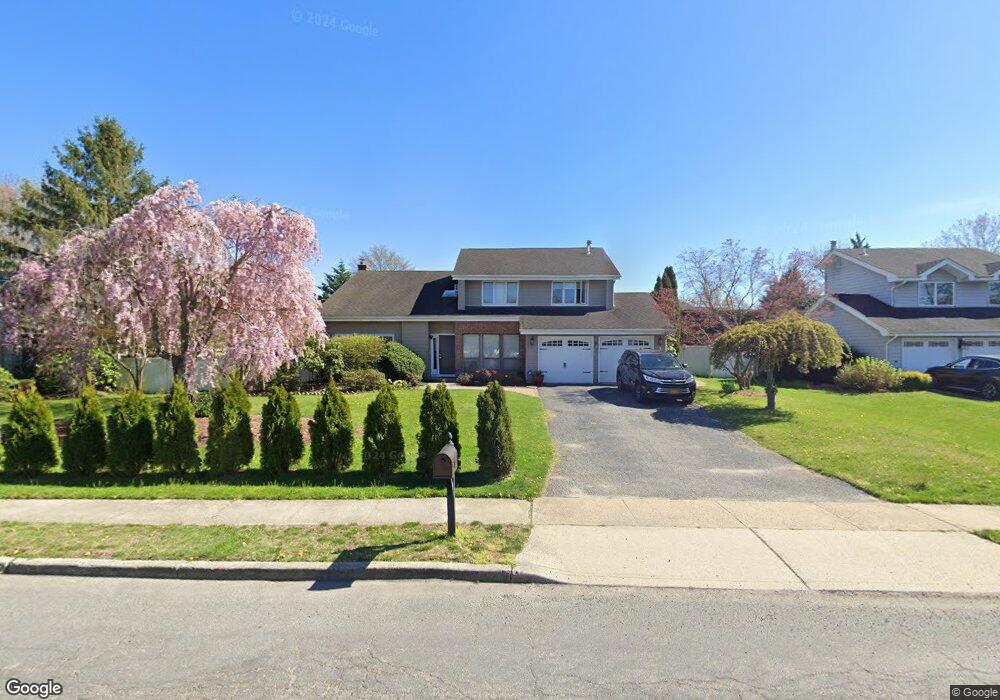 17 Timber Ridge Dr, ComMacK, NY 11725 - photo 1