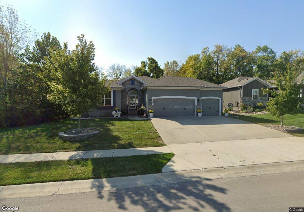 1915 Creekview Ln, Raymore, MO 64083 - photo 1