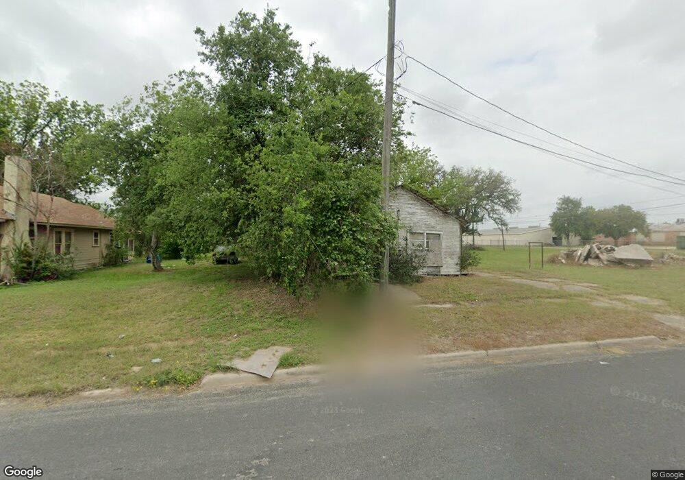 904 N Harrison St, Beeville, TX 78102 - photo 1