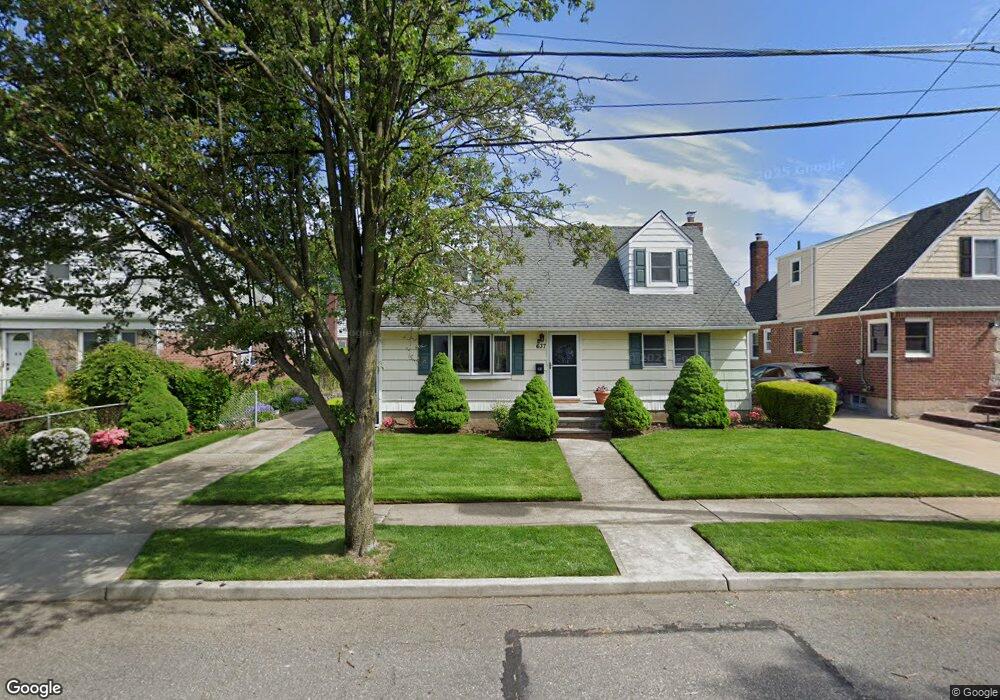 637 8th Ave, New Hyde Park, NY 11040 - photo 1