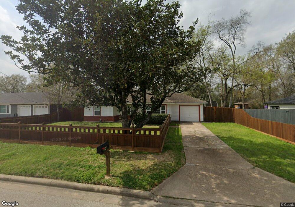 204 Baker Dr, Tomball, TX 77375 - photo 1