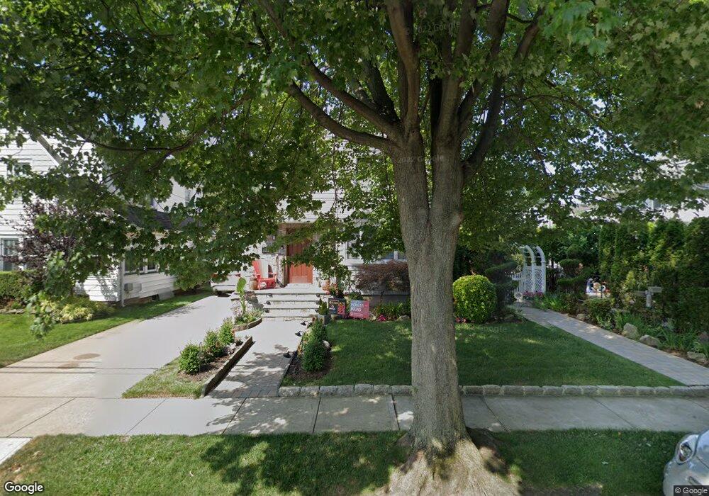 18 Maple Ave, Floral Park, NY 11001 - photo 1