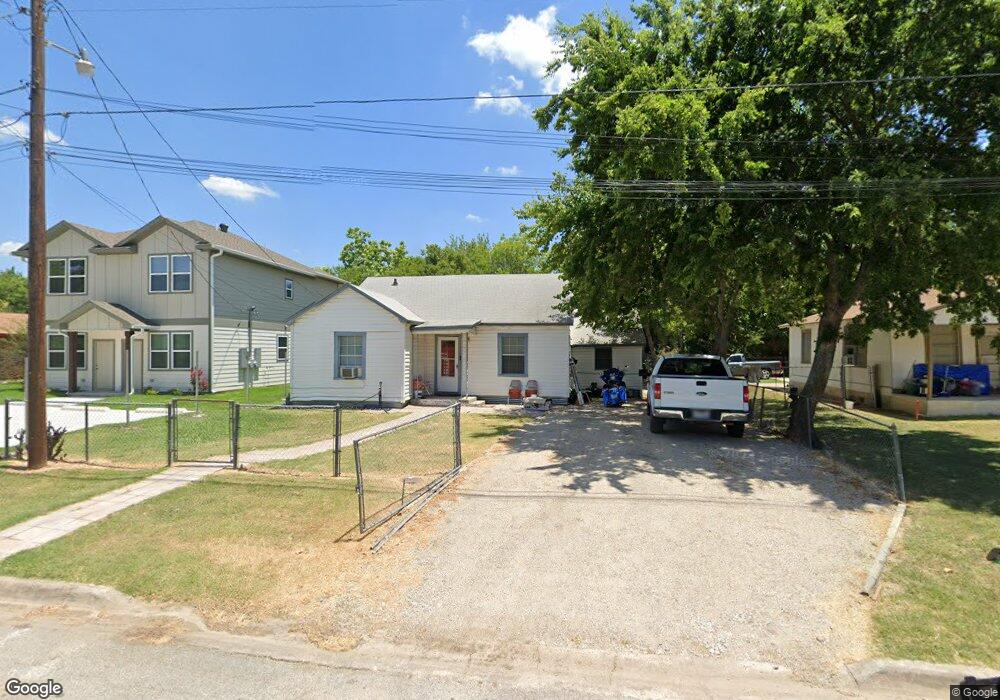 1004 Buck St, Gainesville, TX 76240 - photo 1