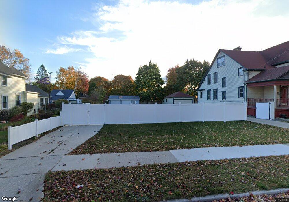 715 N 10th St, Manitowoc, WI 54220 - photo 1