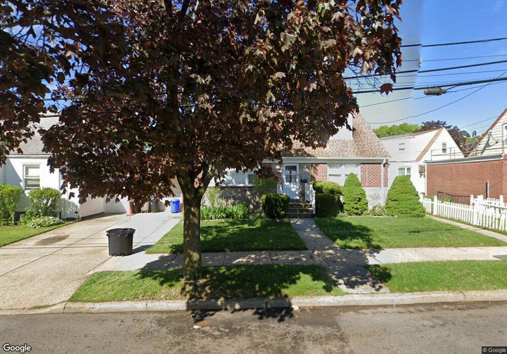 8426 267th St, Floral Park, NY 11001 - photo 1