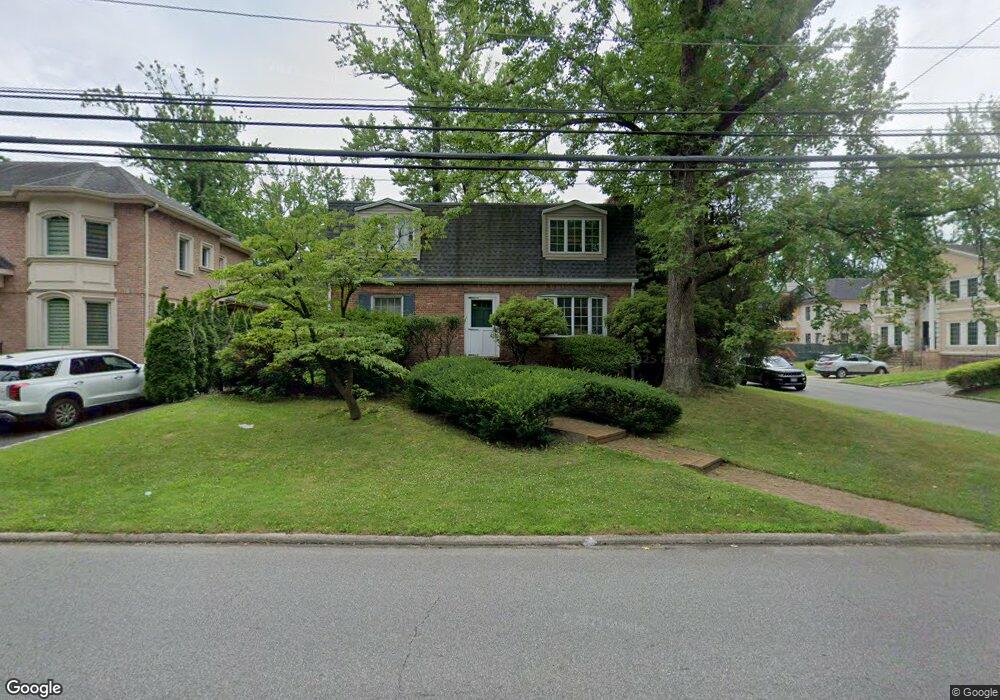 86 Hicks Ln, Great Neck, NY 11024 - photo 1