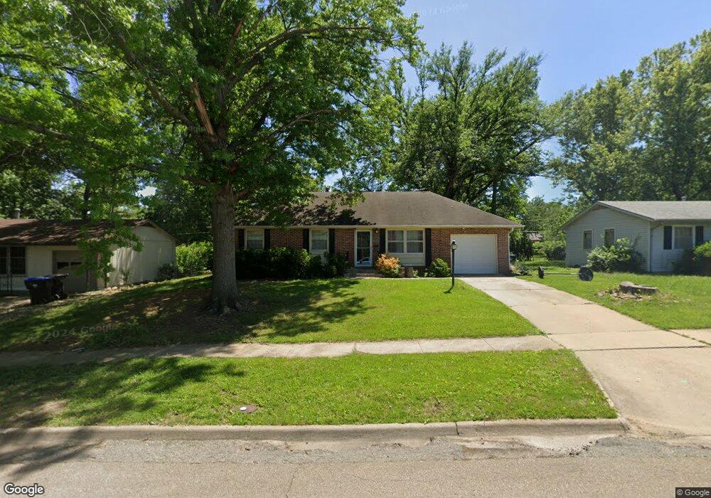 3301 SW 32nd St, Topeka, KS 66614 - photo 1