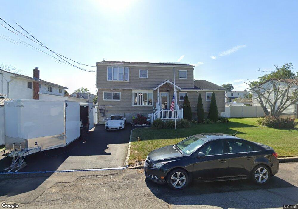 249 Verona Pkwy, Lindenhurst, NY 11757 - photo 1