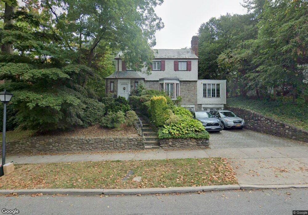 9 Gilchrest Rd, Great Neck, NY 11021 - photo 1