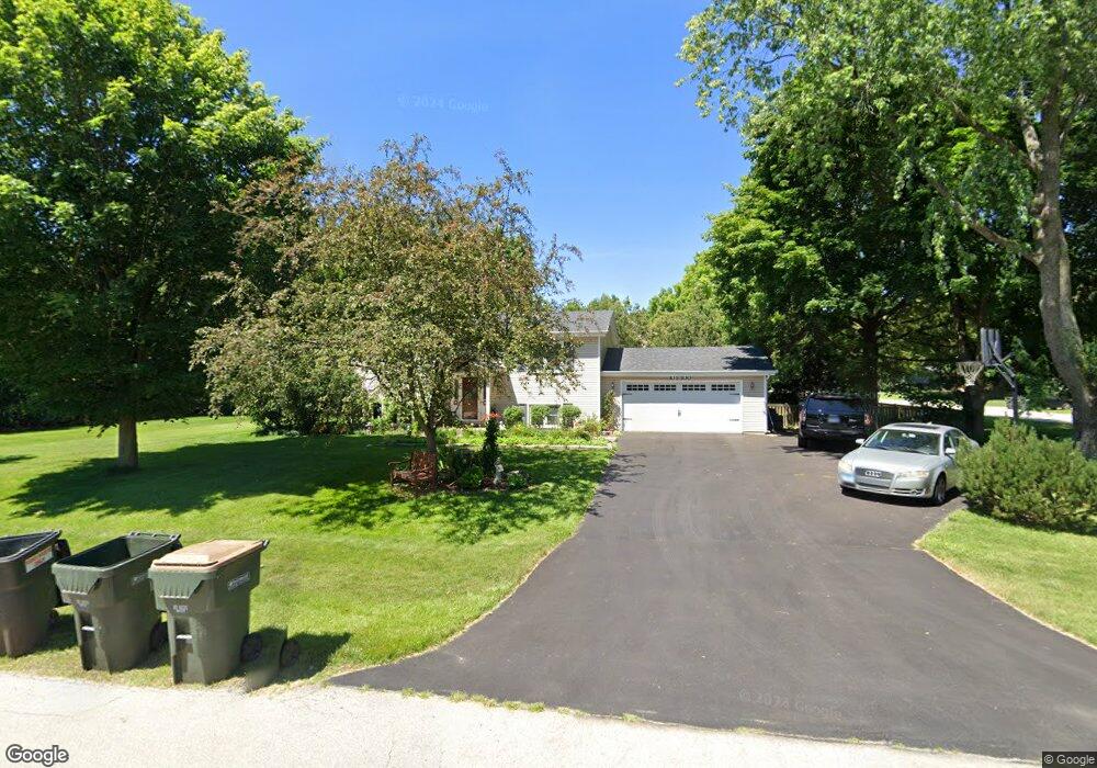 10S300 Alan Rd, Naperville, IL 60564 - photo 1