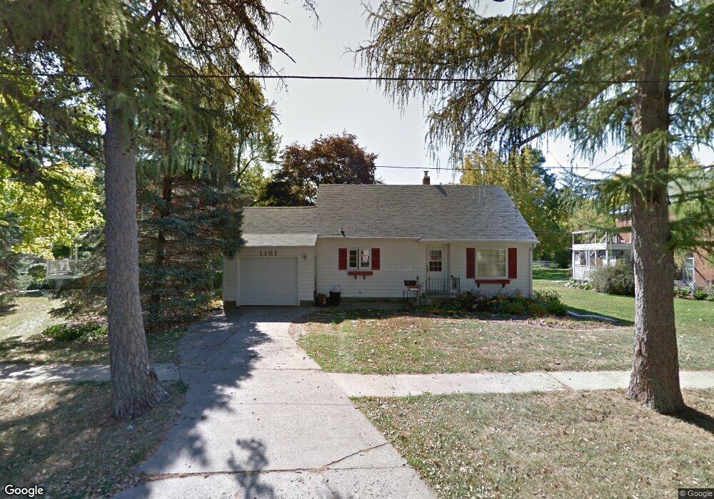 1107 N 4th Ave W, Newton, IA 50208 - photo 1