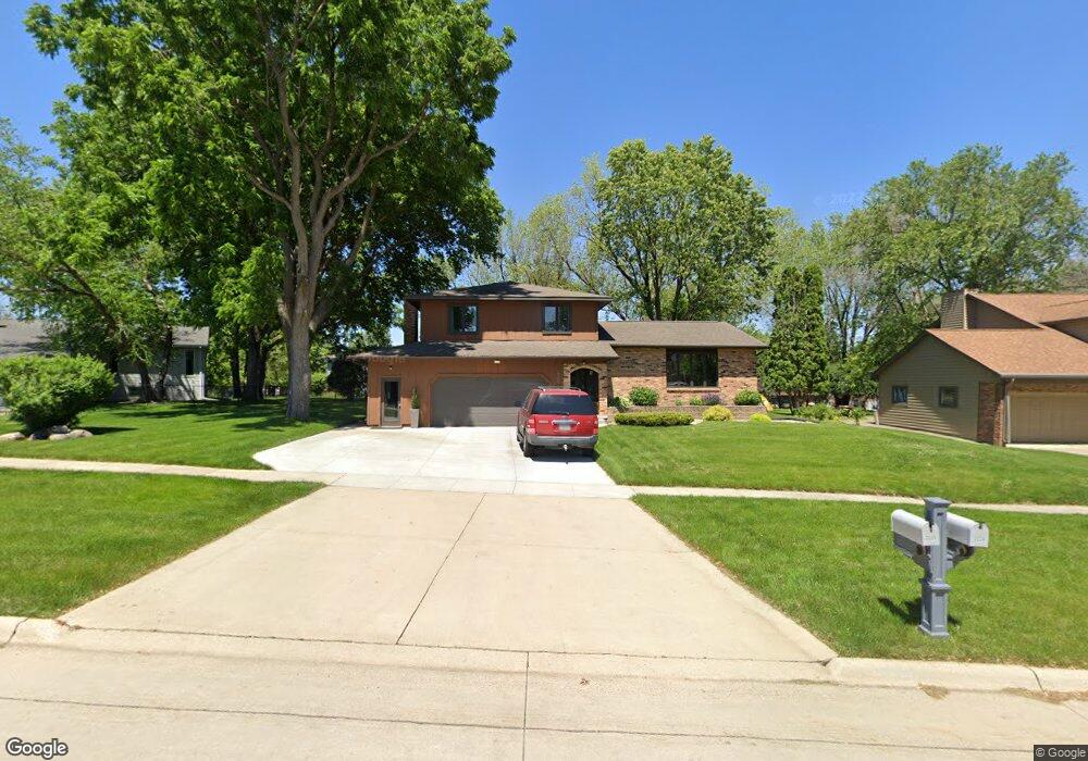 2225 Minnetonka Dr, Cedar Falls, IA 50613 - photo 1
