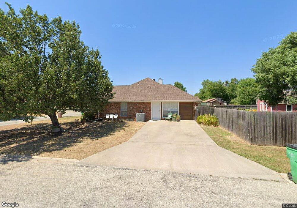 1112 Oxford Dr, Gainesville, TX 76240 - photo 1