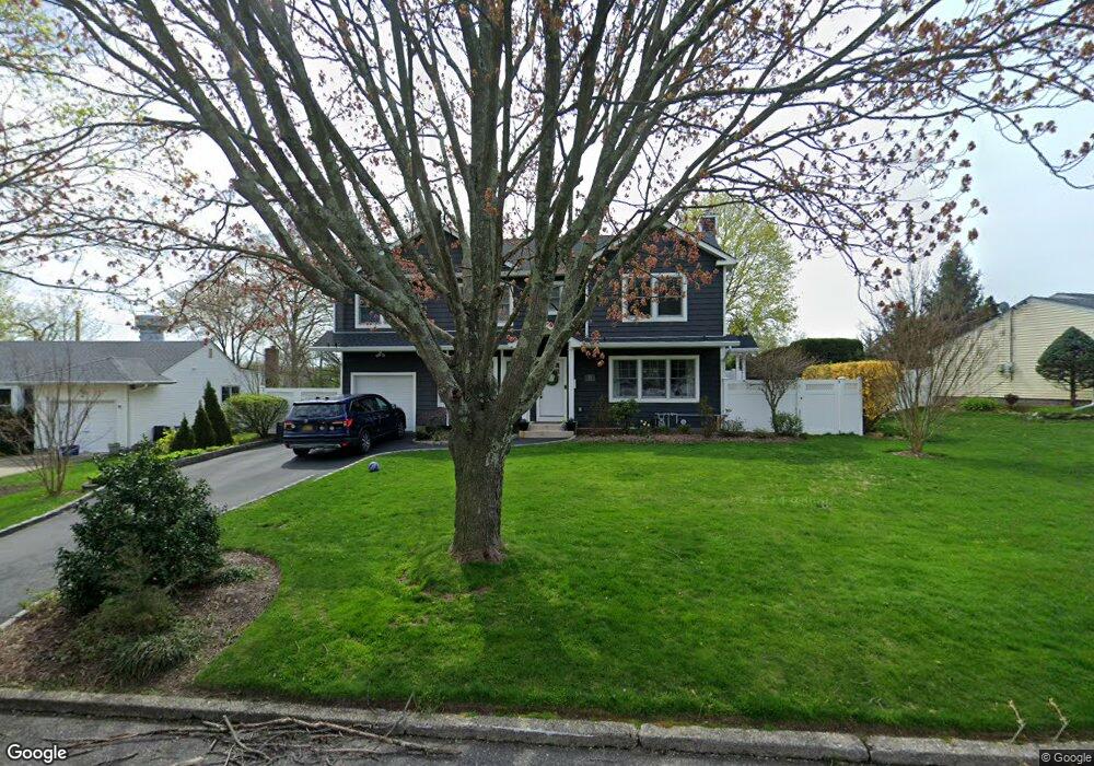 31 Gaymor Ln, ComMacK, NY 11725 - photo 1
